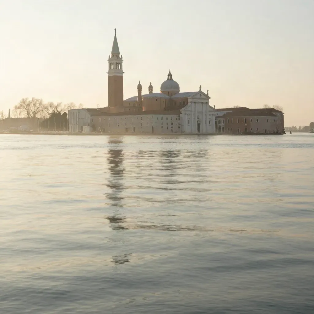 Venezia al tramonto con San Giorgio e il campanile sopra la laguna calma.
